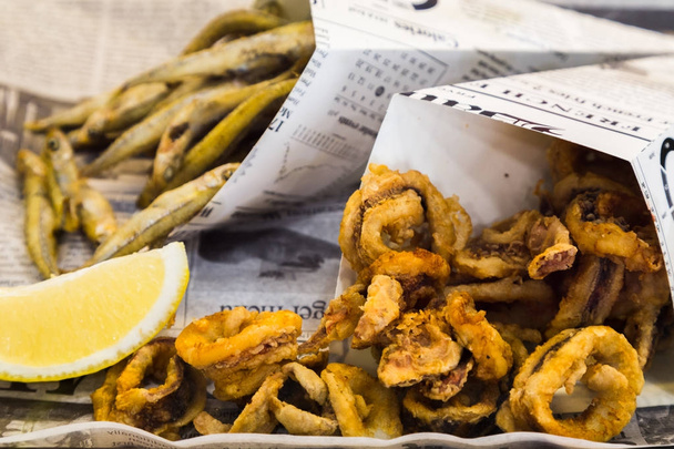 Fried calamari temps in customers - Photo, Image