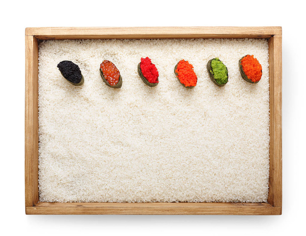 Bovenaanzicht op sushi gunkan in houten frame op witte rijst achtergrond en textuur kopie ruimte, geïsoleerd - Foto, afbeelding