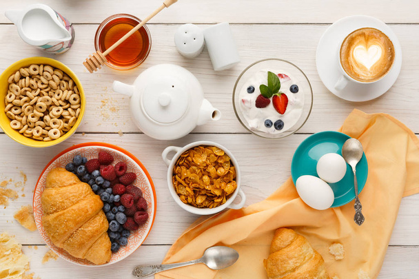 Continental aamiainen menu woden table
 - Valokuva, kuva