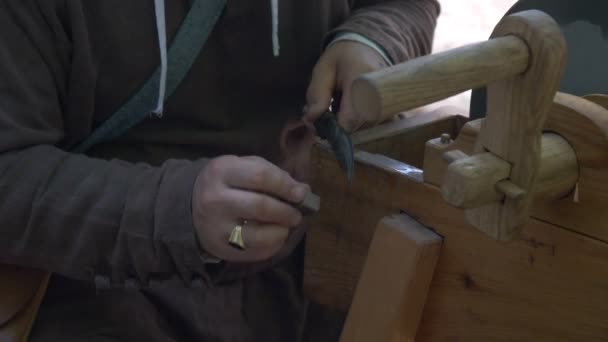 Detailní záběr ze řemeslník pracující s kůží během středověku reenacting na 28 července 2017 Arezzo (Itálie) - Záběry, video