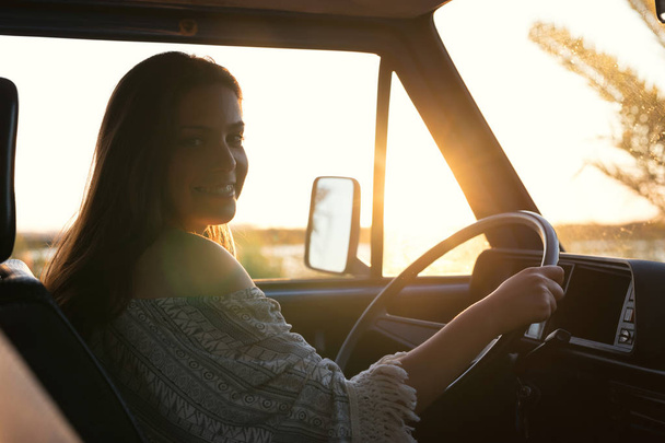 Genç kadın zevk araba ile seyahat - Fotoğraf, Görsel