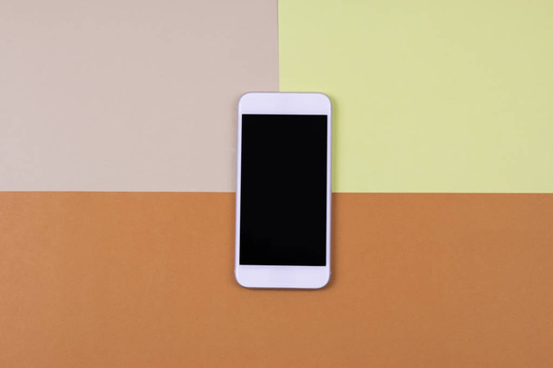 Téléphone intelligent vierge sur fond crème, jaune et orange
.  - Photo, image