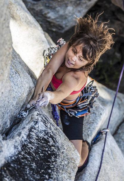 Θηλυκό ορειβάτης αποφασισμένη να πετύχει. - Φωτογραφία, εικόνα