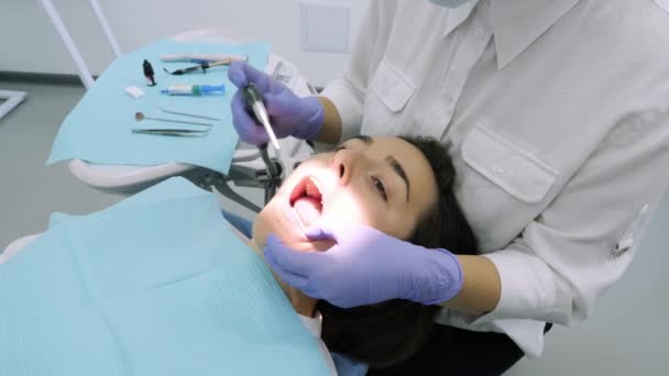 Un paziente dello studio dentistico. Dentista sul lavoro
 - Filmati, video