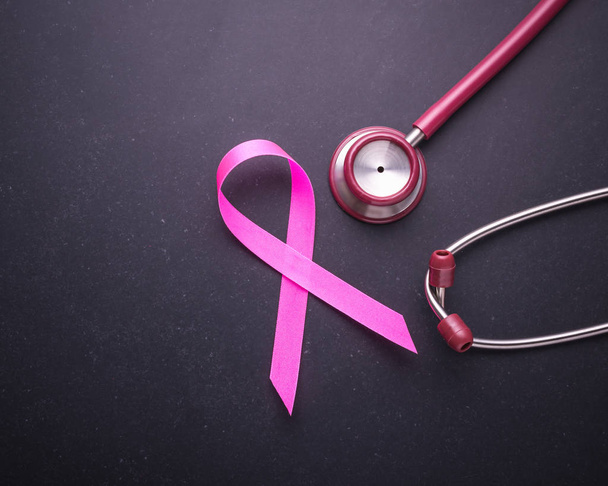 Концепция рака молочной железы: Розовая лента символ рака молочной железы и
  - Фото, изображение