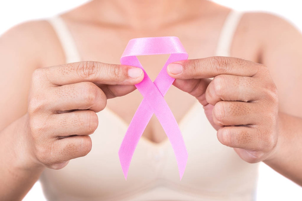 Borst kanker concept: vrouw met roze lint symbool van brea - Foto, afbeelding