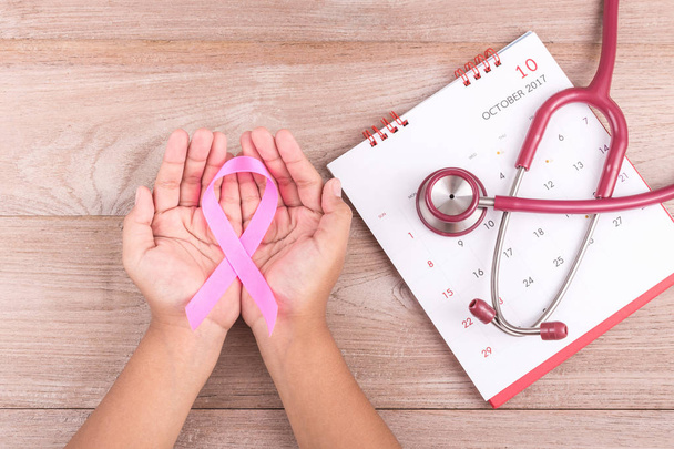 Borst kanker concept: Pink ribbon symbool van borstkanker in w - Foto, afbeelding
