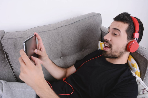 Man listening music with tablet. - Foto, Imagem