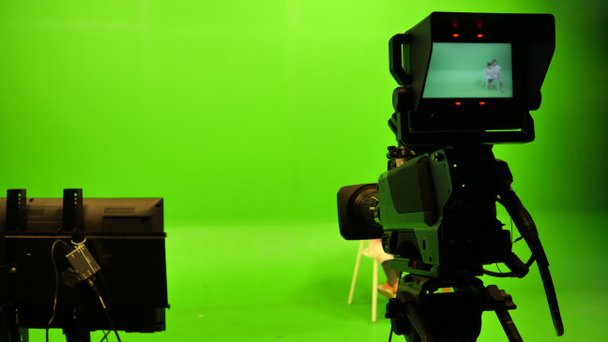 Televizní studio s kamerou. Fotoaparát na stativ - Fotografie, Obrázek