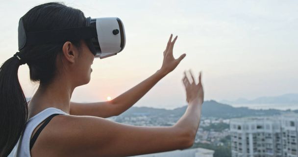 Женщина смотрит с помощью виртуальной реальности
  - Фото, изображение