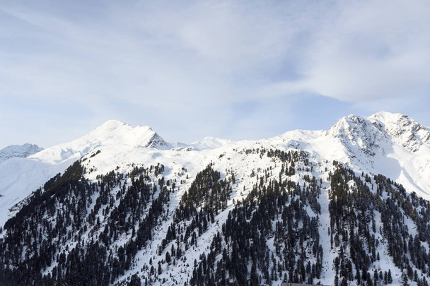 Panorama de montaña con nieve, árboles y cielo azul en invierno en Stubai Alps, Austria
 - Foto, Imagen