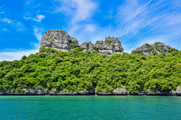 Paisaje marino tropical de Tailandia mar e isla en un cielo azul claro
 - Foto, Imagen