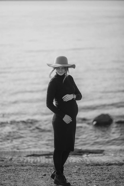 Красивая беременная женщина - Фото, изображение