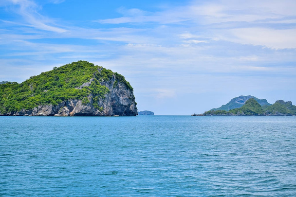 Tayland deniz ve açık mavi gökyüzü Adası tropik deniz manzarası - Fotoğraf, Görsel