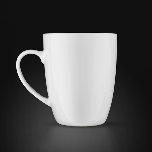 weiße Tasse isoliert auf schwarzem Hintergrund - Foto, Bild