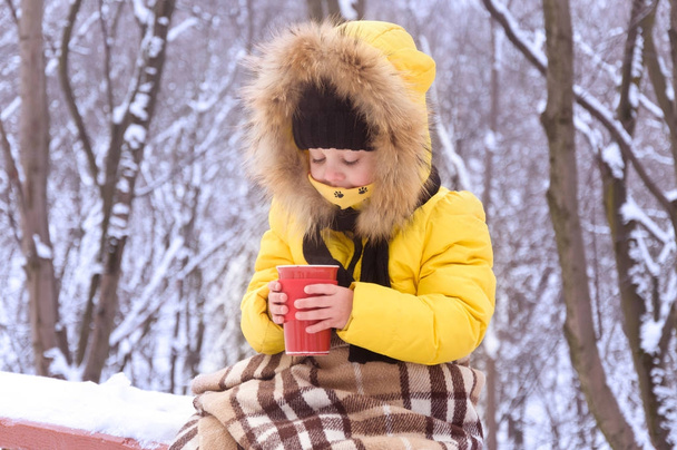 petite fille en hiver dans la rue boire du thé chaud
. - Photo, image