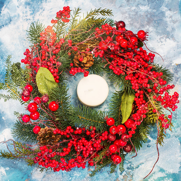 Christmas wreath on wooden door - Φωτογραφία, εικόνα