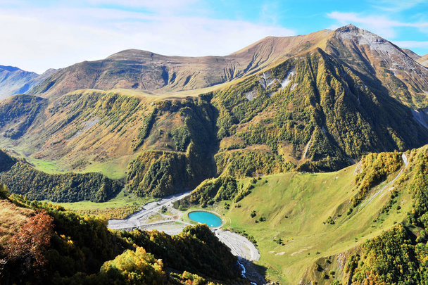 Hämmästyttävä maisema sininen järvi vuorilla
 - Valokuva, kuva