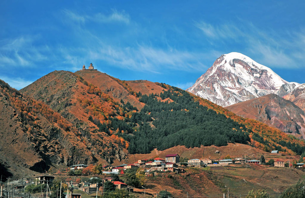 Село Казбеги и церковь Троицы в горах
 - Фото, изображение