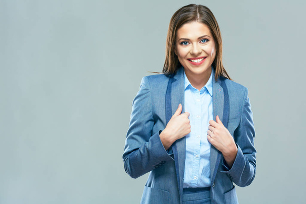 isoliertes Porträt einer lächelnden schönen Geschäftsfrau im blauen Business-Anzug. - Foto, Bild