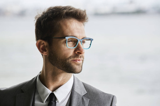 Handsome man in suit and glasses - Fotoğraf, Görsel