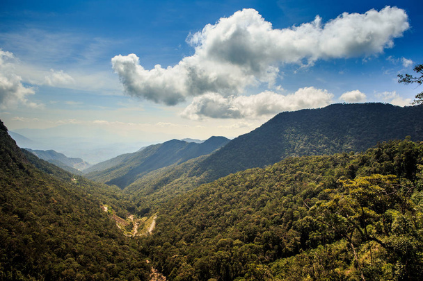 fantastisch panoramisch uitzicht grote Aziatische bergen bedekt met diep tropische jungle tegen mooie hemel - Foto, afbeelding