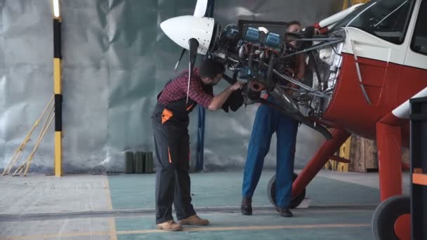 due meccanici che lavorano su un piccolo aeromobile
 - Filmati, video