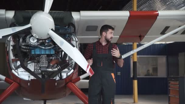 Dvě mechaniky letu dělat před letem kontrola - Záběry, video