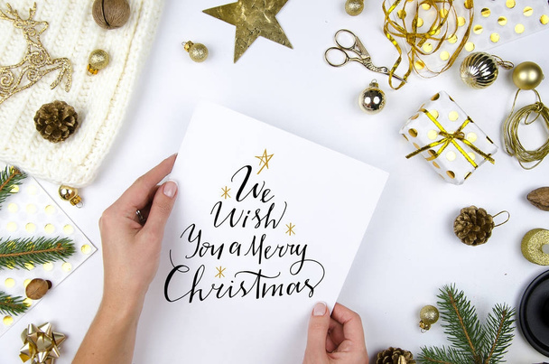 クリスマスと新年の贈り物、モミの枝、パイン フラット レイアウトの背景に手、レタリングを円錐形します。トップ ビュー - 写真・画像