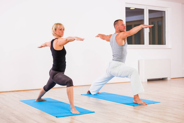 Yoga-Training in Innenräumen - Foto, Bild