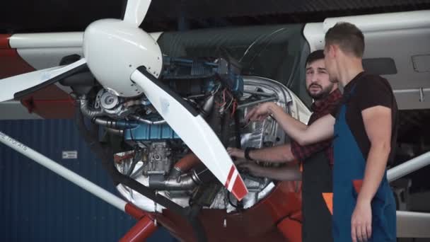 Küçük bir uçak üzerinde çalışan iki mekaniği - Video, Çekim