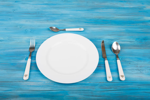 Assiette vide avec couteau et fourchette
 - Photo, image