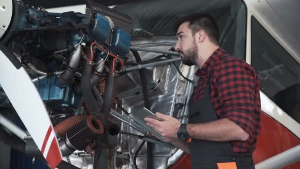 Technicien inspectant le moteur
 - Séquence, vidéo