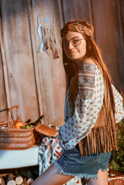 Bohemian Girl mit Stirnband und Brille - Foto, Bild