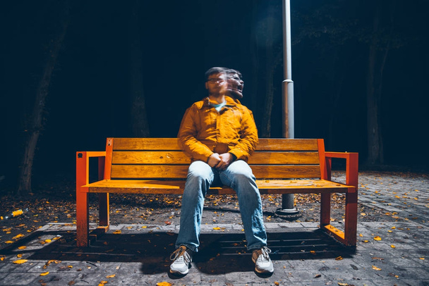 šílený muž sitiing na banch - Fotografie, Obrázek