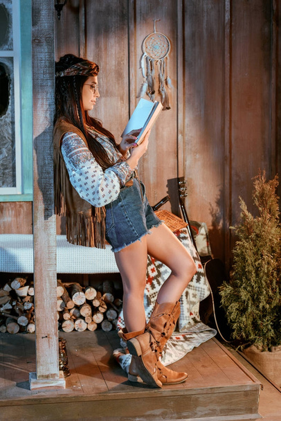 vrouw in boho stijl lezen boek - Foto, afbeelding