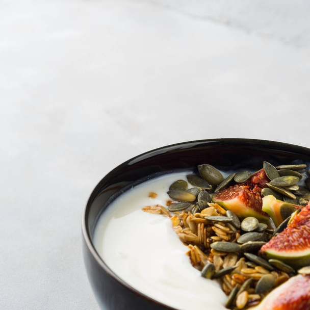 Здоровая чаша для завтрака с йогуртом с мюсли и инжиром
 - Фото, изображение