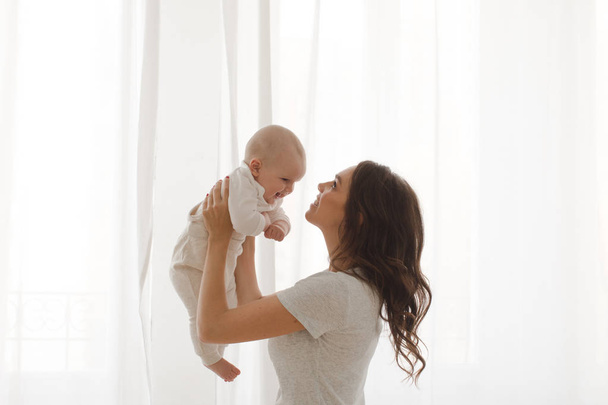 Kobieta gra na niemowlę dziecko - Zdjęcie, obraz