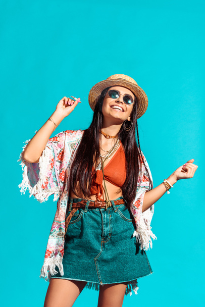 hippie dziewczyna palenia papierosów i taniec - Zdjęcie, obraz