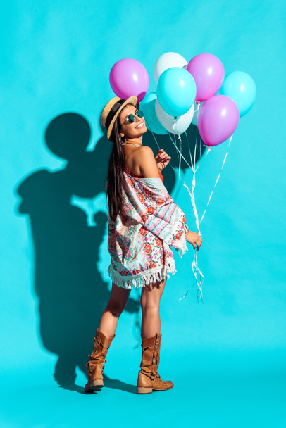 Hippie chica sosteniendo globos
  - Foto, Imagen