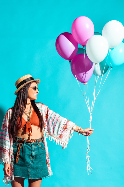 Hippie-Frau mit bunten Luftballons  - Foto, Bild