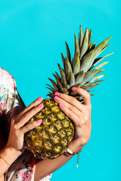 hippie woman holding pineapple - Valokuva, kuva