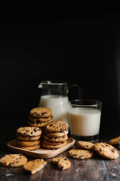Шоколадное печенье и молоко - Фото, изображение