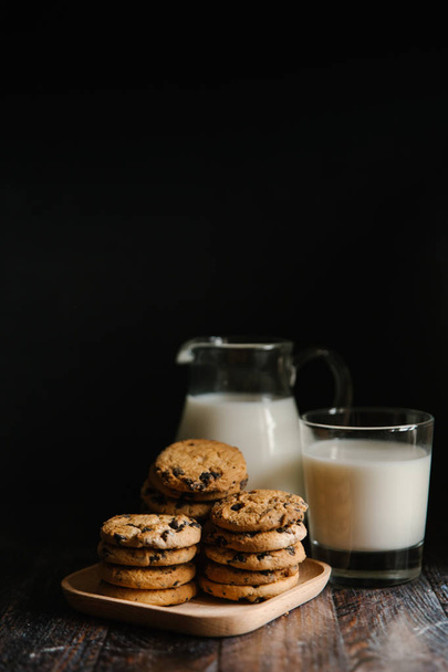 chocolate cookies and milk - Фото, зображення