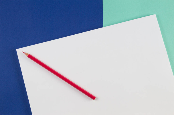 Rood gekleurde potloden op blauwe kleur achtergrond - Foto, afbeelding