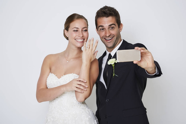 Bride and groom taking selfie on smartphone - Zdjęcie, obraz