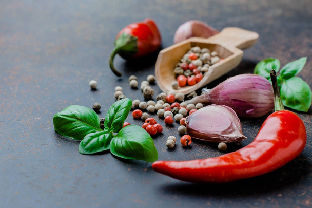 színes fűszerek és fűszernövények - Fotó, kép