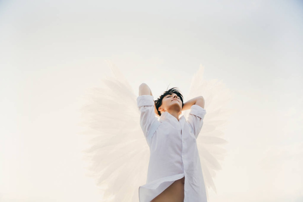 Young woman with white wings  - Foto, Imagen