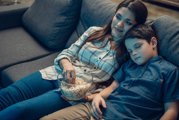 Família assistindo filme e adormecer
 - Foto, Imagem