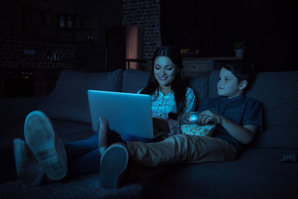 Family watching movie on laptop - Φωτογραφία, εικόνα